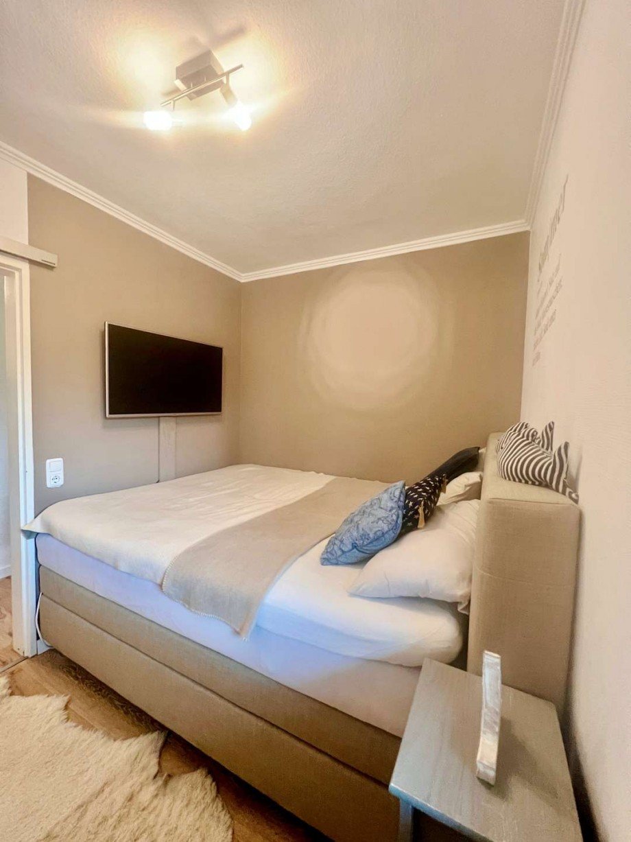 Schlafzimmer mit Fernseher Erdgeschosswohnung Gr�mitz