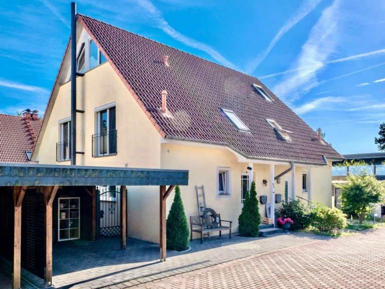Au�enansicht mit Carport Oststeinbek Doppelhaush�lfte Hochwertige Doppelhaush�lfte mit sonnigem Garten in Oststeinbek (SH / Hamburger Osten)
